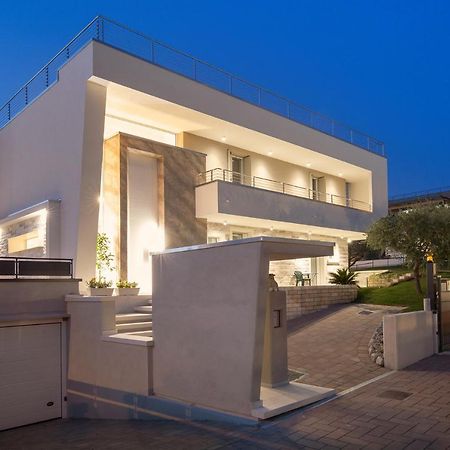 Villa Aurora-Holiday Home Apt3 Bardolino Exterior foto